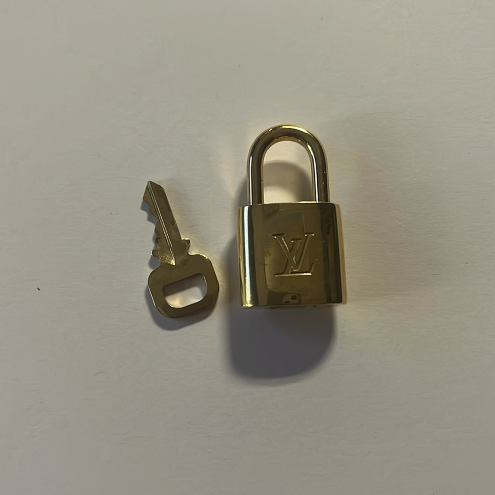 Louis Vuitton key lock 306